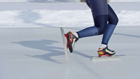 Eisläufer-sprinten-auf-Eisbahn