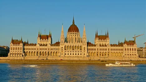 Das-ungarische-Parlamentsgebäude-bei-Sonnenuntergang