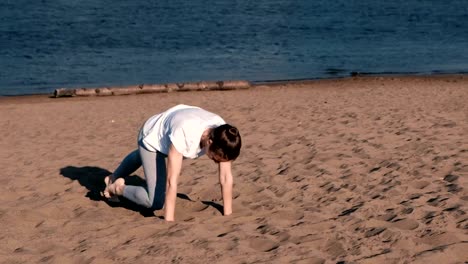 Frau-Sport-die-Übungen-an-den-Ufern-des-Flusses-in-der-Stadt.-Plank-Übung.