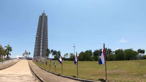 La-Plaza-de-la-revolución-está-dominada-por-el-monumento-a-José-Martí-que-da-a-la-Plaza