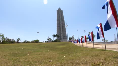 La-Plaza-de-la-revolución-está-dominada-por-el-monumento-a-José-Martí-que-da-a-la-Plaza