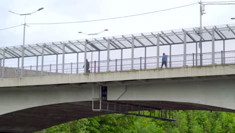 Einige-der-Menschen-zu-Fuß-auf-die-Brücke-in-Narva,-Estland