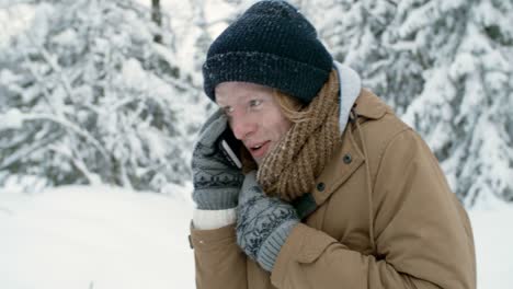 Junge-Touristen-telefonieren-während-Winterwanderung