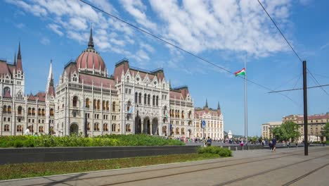 Budapester-Parlamentsgebäude-mit-Straßenbahn-Zeitraffer-in-Ungarn,-Zeitraffer-4K