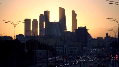 Blick-auf-die-Hochhäuser-und-Türme-der-Stadt-bei-Sonnenuntergang