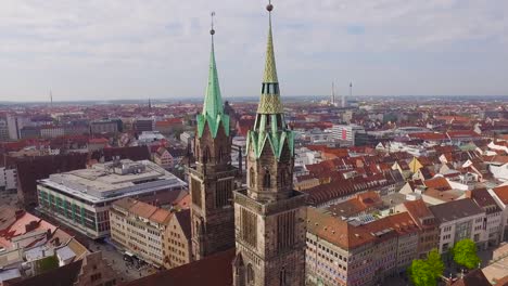 Aerial-Kirche-mit-Nürnberg-Stadt-im-Hintergrund