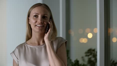 Blonde-Frau-mit-Telefongespräch