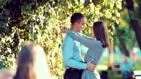 Romántica-pareja-en-el-amor-que-se-divierten-al-aire-libre-disfrutando-un-momento-íntimo-de-romance