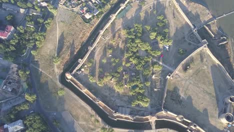 Fliegen-auf-Drone-über-alte-Festung-Akkerman,-am-Ufer-des-Dnister-Mündung-in-Bilhorod-Dnistrovskyi-Stadt