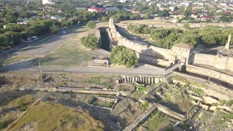 Fliegen-auf-Drone-über-alte-Festung-Akkerman,-am-Ufer-des-Dnister-Mündung-in-Bilhorod-Dnistrovskyi-Stadt