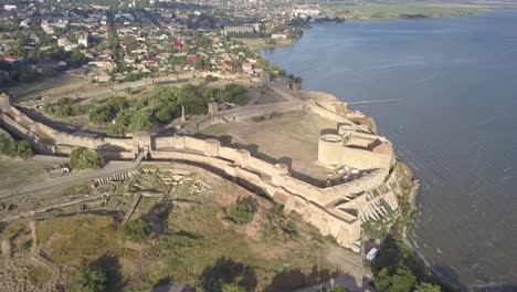 Fliegen-auf-Drone-über-alte-Festung-Akkerman,-am-Ufer-des-Dnister-Mündung-in-Bilhorod-Dnistrovskyi-Stadt