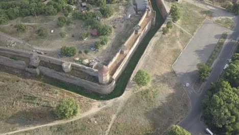 Fliegen-auf-Drone-über-alte-Festung-Akkerman,-am-Ufer-des-Dnister-Mündung-in-Bilhorod-Dnistrovskyi-Stadt