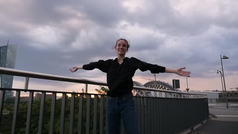 Junge-Frau-tanzen-auf-Stadtbrücke