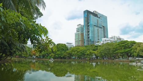 Bürogebäude-der-Gesellschaft-mit-Blick-auf-den-See-im-park