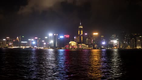 Nacht-schwenken-Timelapse-Victoria-Harbour-in-Hongkong