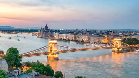 Lapso-de-tiempo-Budapest-Hungría-4K,-día-de-skyline-de-la-ciudad-para-timelapse-noche-en-Río-de-Danubio