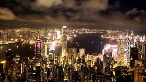 Nacht-schwenken-Zeitraffer-des-Victoria-Harbour-vom-Gipfel-in-Hongkong