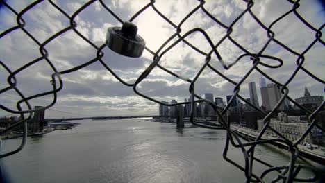 Eine-Szene-mit-dem-Blick-auf-New-York-Wasser-durch-eine-Brücke-Zaun.