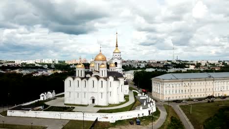 Luftaufnahme-von-Vladimir-mit-Himmelfahrts-Kathedrale