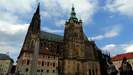 St.-Vitus-Cathedral-Zeitraffer-in-Prag-umgeben-von-Touristen.