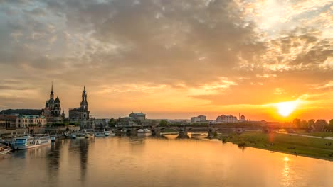 Lapso-de-tiempo-de-Dresden-Alemania-4K,-ciudad-horizonte-timelapse-atardecer-en-el-río-Elba