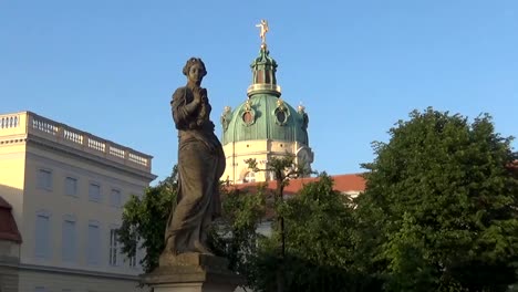 Una-estatua-en-el-Palacio-de-Charlottenburg