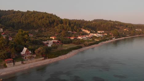 Vista-aérea-del-pequeño-pueblo-griego-en-la-costa-del-mar-Egeo