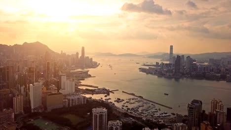 Hong-Kong-Downtown-und-den-Victoria-Harbour.-Bankenviertel-in-smart-City.-Wolkenkratzer-und-Hochhaus-Gebäude.-Luftbild-bei-Sonnenuntergang.