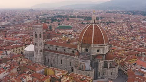 Dome-of-Florence,-Italy---Aerial