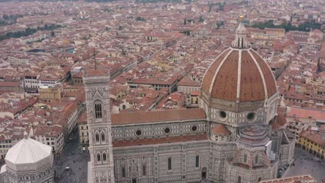 Aerial-of-Santa-Maria-del-Fiore,-Florence