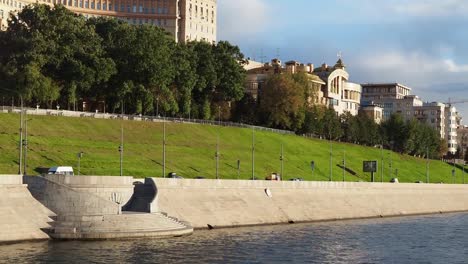 vista-del-terraplén-Rostovskaya-en-la-ciudad-de-Moscú-en-otoño