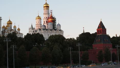 Ansicht-des-Kreml-Damm-in-der-Nähe-von-Tainitsky-Turm-von-Moskwa