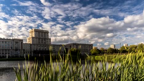 panoramic-view-from-the-city-Park-to-the-embankment,-time-lapse.