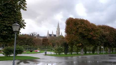 Suspensión-cardán-tiro-caminando-en-el-Parque-volksgarten,-Viena