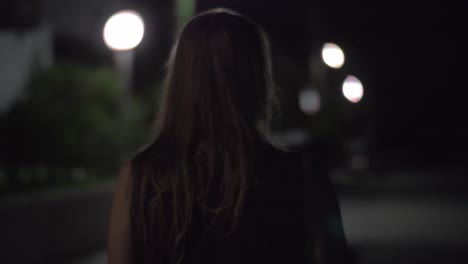 Mujer-caminando-sola-en-la-calle-de-noche