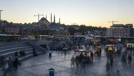 Skyline-von-Istanbul,-Türkei-Timelapse-Rustem-Pasha-Moschee-Tag-zu-Nacht-Zeitraffer-in-Istanbul,-Türkei