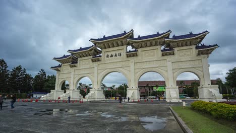 Chiang-Kai-shek-Memorial-Hall-in-Taipei-city,-Taiwan-day-to-night-timelapse