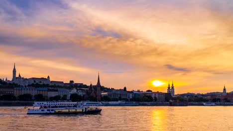 Zeitraffer,-farbenprächtigen-Sonnenuntergang-über-der-Stadt-historischen-Bezirk-von-Budapest-in-Ungarn