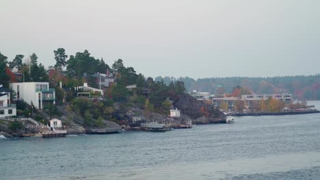 Ansicht-der-Häuser-auf-der-Felseninsel-in-Stockholm-Schweden