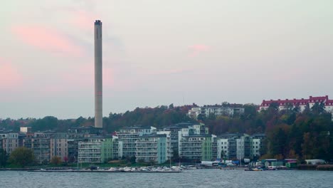 Moderne-Hochhäuser-auf-der-Seite-des-Meeres-in-Stockholm-Schweden