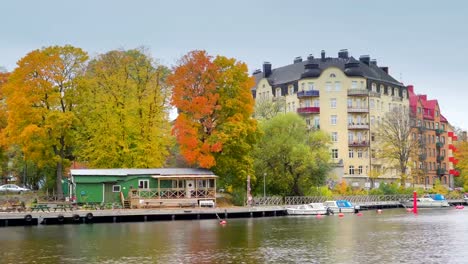 Kleines-grünes-Haus-und-die-Boote-angedockt-in-Stockholm-Schweden