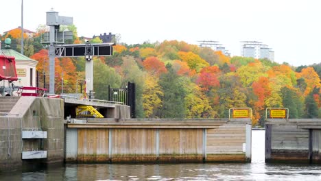 Das-große-Holztor-des-Bereichs-\"Schleuse\"-in-Stockholm-Schweden