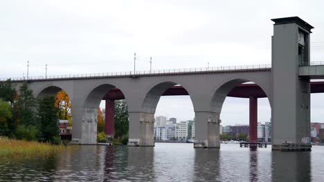 Immer-näher-auf-die-Tower-Bridge-in-Stockholm-Schweden