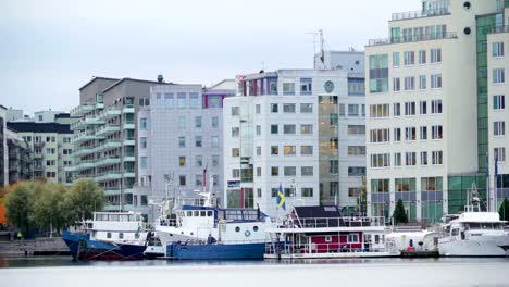 Einige-der-Boote-angedockt-an-der-Seite-in-Stockholm-Schweden