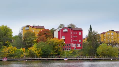 Die-roten-und-gelben-Häuser-auf-der-Seite-des-Sees-in-Stockholm-Schweden