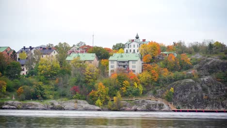 Die-Häuser-auf-dem-felsigen-Berg-in-Stockholm-Schweden