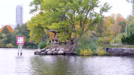 Eine-kleine-Holzhütte-am-Rande-der-Insel-in-Stockholm-Schweden