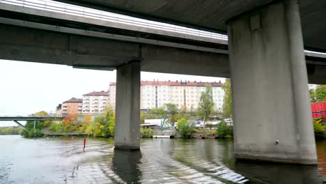 Durchläuft-unter-der-Tower-Bridge-in-Stockholm-Schweden