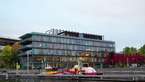 Ein-modernes-Gebäude-auf-einem-Hafengelände-in-Stockholm-Schweden