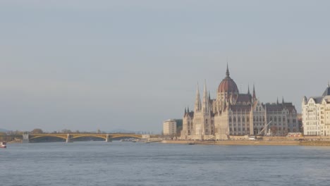 Schöne-Parlamentsgebäude-in-Ungarn-befindet-sich-in-Budapest-von-Tag-zu-Tag-4K